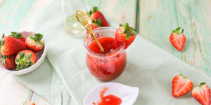 Beitragsbild des Blogbeitrags Erdbeermarmelade mit Pfiff: Sekt oder Prosecco