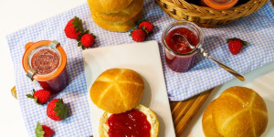 Beitragsbild des Blogbeitrags Erdbeermarmelade aus gefrorenen Früchten einkochen