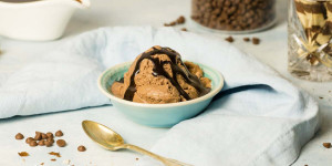 Beitragsbild des Blogbeitrags Weltbestes Schokoladeneis ohne Ei aus der Eismaschine aus Die Eis-Bibel 
