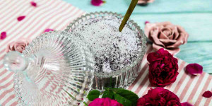 Beitragsbild des Blogbeitrags Rosenzucker selber machen, Rosenblütenzucker aus Duftrosen