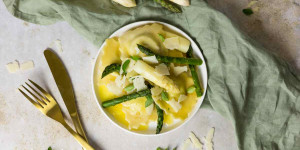 Beitragsbild des Blogbeitrags Spargel Ravioli mit Ricotta und Parmesan
