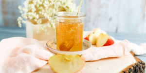 Beitragsbild des Blogbeitrags Holunderblütengelee mit Apfelsaft