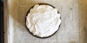 Beitragsbild des Blogbeitrags Wie gelingt eine Baiserhaube auf Kuchen, Tipps