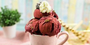 Beitragsbild des Blogbeitrags Cremiges Brombeereis mit Sahne aus der Eismaschine ohne Ei