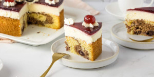 Beitragsbild des Blogbeitrags Schneewittchen Torte mit Kirschen