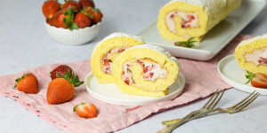 Beitragsbild des Blogbeitrags Erdbeer-Biskuitrolle oder Biskuitroulade mit Erdbeeren