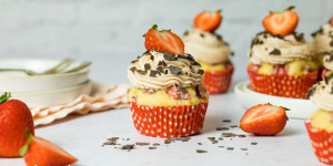 Beitragsbild des Blogbeitrags Erdbeer Cupcakes mit Frischkäse Frosting 