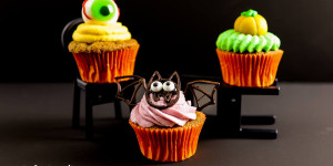 Beitragsbild des Blogbeitrags Halloween Cupcake: Auge, Kürbis und Fledermaus