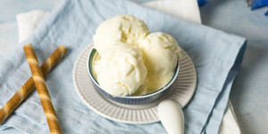 Beitragsbild des Blogbeitrags Italienisches Joghurt-Eis selber machen mit der Eismaschine ohne Ei 