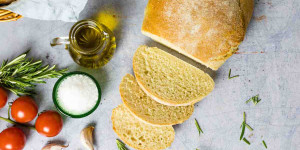 Beitragsbild des Blogbeitrags Schnelles Ciabatta Rezept mit Trockenhefe und Tomaten Bruschetta aus Pikantes Gebäck