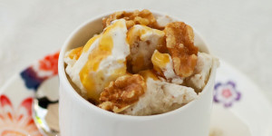 Beitragsbild des Blogbeitrags Frozen Yogurt selber machen mit Honig und Walnüssen, Rezept und Buchtipp