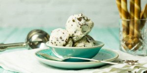 Beitragsbild des Blogbeitrags Stracciatella-Eis ohne Ei aus Eis für Geniesser