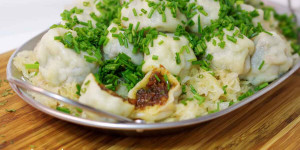 Beitragsbild des Blogbeitrags Selbstgemachte Innviertler Grammelknödel aus Nudelteig mit Sauerkraut