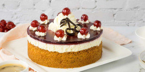 Beitragsbild des Blogbeitrags Schneewittchen Torte mit Kirschen