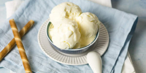 Beitragsbild des Blogbeitrags Italienisches Joghurt-Eis selber machen mit der Eismaschine ohne Ei 