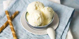 Beitragsbild des Blogbeitrags Italienisches Joghurt-Eis selber machen mit der Eismaschine ohne Ei