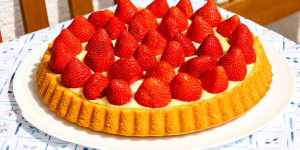 Beitragsbild des Blogbeitrags Erdbeerkuchen mit Vanillecreme ohne Tortenguss