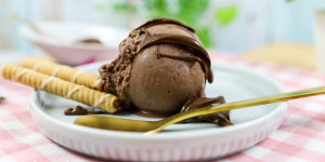 Beitragsbild des Blogbeitrags Cremiges Nutella-Eis selber machen mit Milch, Sahne und Eismaschine, ohne Ei 