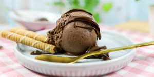 Beitragsbild des Blogbeitrags Cremiges Nutella-Eis selber machen mit Milch, Sahne und Eismaschine, ohne Ei