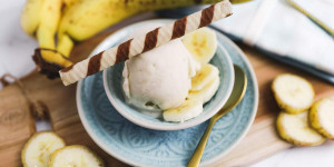 Beitragsbild des Blogbeitrags Bananeneis selber machen ohne Ei mit Eismaschine 