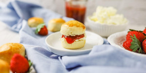 Beitragsbild des Blogbeitrags Scones mit Clotted Cream aus Geniessen im Garten, Callwey-Verlag