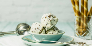 Beitragsbild des Blogbeitrags Stracciatella-Eis ohne Ei aus Eis für Geniesser 