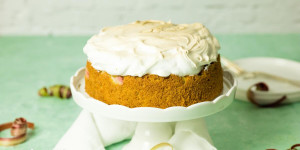 Beitragsbild des Blogbeitrags Omas Rhabarberkuchen mit Baiser aus Rührteig
