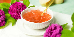 Beitragsbild des Blogbeitrags Rosenblütengelee mit Apfelsaft oder optional Weißwein