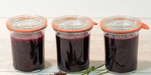 Beitragsbild des Blogbeitrags Heidelbeermarmelade mit Orangensaft und Lavendel aus Das Einkochbuch