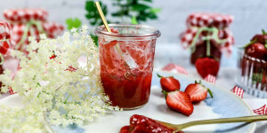 Beitragsbild des Blogbeitrags Erdbeer-Holunderblüten-Marmelade, eine sommerliche Konfitüre 