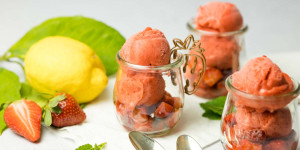 Beitragsbild des Blogbeitrags Erdbeersorbet mit der Eismaschine selber machen ohne Ei 