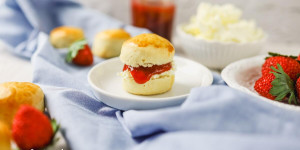 Beitragsbild des Blogbeitrags Scones mit Clotted Cream aus Geniessen im Garten, Callwey-Verlag