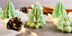 Beitragsbild des Blogbeitrags Baiser Tannenbäume backen, essbare Tischdeko