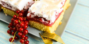 Beitragsbild des Blogbeitrags Ribiselschnitte, Ribiselkuchen mit Schneehaube vom Blech