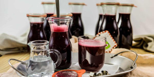 Beitragsbild des Blogbeitrags Johannisbeersaft ohne Zucker selber machen, Ribiselsaft einkochen