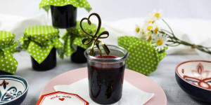 Beitragsbild des Blogbeitrags Johannisbeergelee aus Saft einkochen, Ribiselmarmelade ohne Kerne