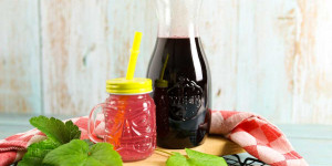 Beitragsbild des Blogbeitrags Johannisbeersirup selber machen, Ribiselsirup