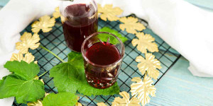 Beitragsbild des Blogbeitrags Johannisbeerlikör mit Wodka aus Saft, Ribisellikör