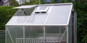 Beitragsbild des Blogbeitrags Hitzestau im Gewächshaus vermeiden: Einbau Vitavia Solar-Dachlüfter