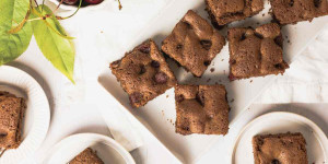 Beitragsbild des Blogbeitrags Schokokuchen mit Kirschen vom Blech