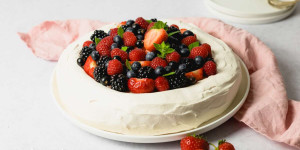 Beitragsbild des Blogbeitrags Pavlova Torte mit Beeren, eine Baiser-Torte 
