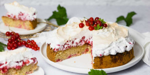 Beitragsbild des Blogbeitrags Johannisbeerkuchen mit Baiser aus Rührteig 