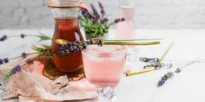 Beitragsbild des Blogbeitrags Lavendelsirup aus frischen oder getrockneten Blüten selber machen