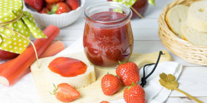 Beitragsbild des Blogbeitrags Erdbeer-Rhabarber-Marmelade mit Vanille und wenig Zucker 
