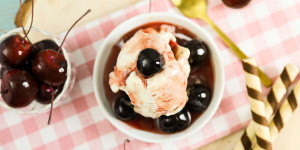 Beitragsbild des Blogbeitrags Amarena Eis selber machen mit der Eismaschine wie in Italien