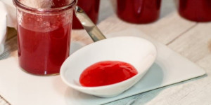 Beitragsbild des Blogbeitrags Himbeergelee ohne Kerne einkochen