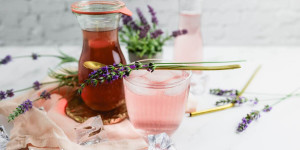 Beitragsbild des Blogbeitrags Lavendelsirup aus frischen oder getrockneten Blüten selber machen 