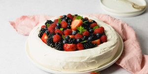 Beitragsbild des Blogbeitrags Pavlova Torte mit Beeren, eine Baiser-Torte