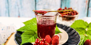 Beitragsbild des Blogbeitrags Himbeer-Johannisbeer-Marmelade ohne Kerne einkochen 