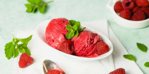 Beitragsbild des Blogbeitrags Himbeersorbet selber machen mit der Eismaschine 